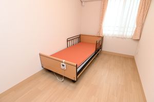 明るい個室の居室