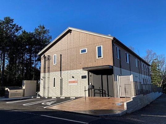 新しい木造の建物外観