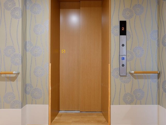 清潔なエレベーターホール エレベーター 清潔感あるエレベーターホールでのお仕事、環境が整っています。