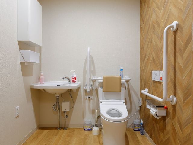手すり付き清潔なトイレ トイレ 清潔感あるトイレで、利用者様のサポートを円滑に行える環境です。安全と衛生を守るお仕事に携わります。