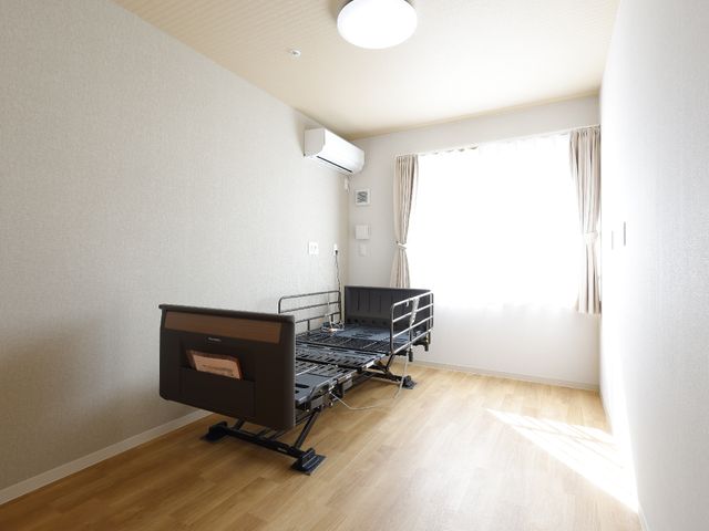 清潔な居室の勤務先 居室 広く清潔な居室で、快適な環境の中、利用者様のサポートに尽力していただける方を募集しています。