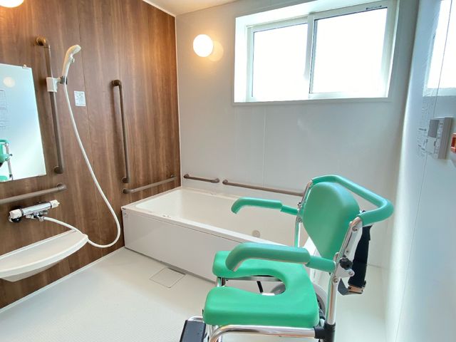 介護のための適切な浴室 浴室 快適な浴室で、入居者様の日々のサポートをしませんか。安全性と使いやすさを備えた環境です。
