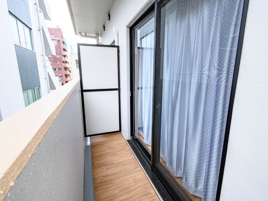 狭い私有バルコニーの景観