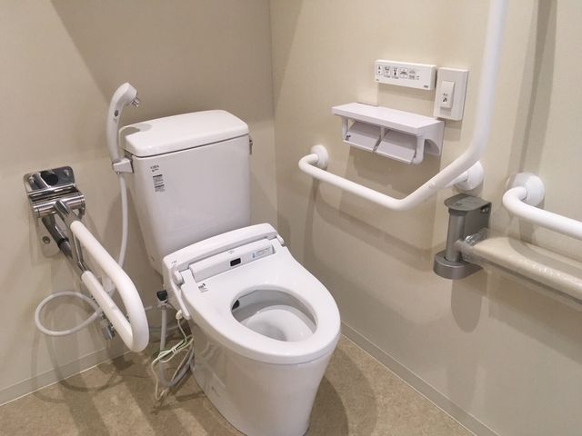 最新設備備えたトイレ トイレ 使いやすいトイレで、安心して業務に専念できます。手すりが充実しており、利用者の安全にも配慮されています。