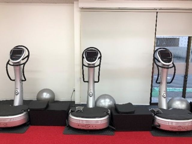 機能訓練室の設備 機能訓練室 広々としたスペースで最新の設備が整っています。リハビリに必要な機材を完備した場所です。