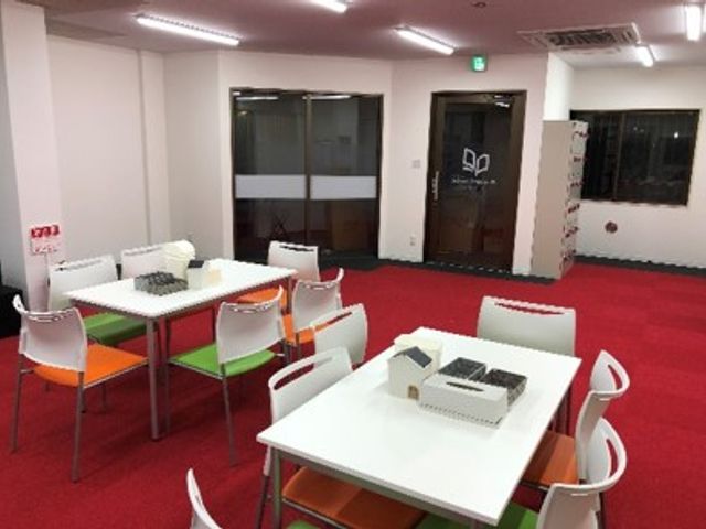 広々とした共有スペース 多目的室 色とりどりの椅子が配された広いスペースで、多様な活動を楽しむことができます。テーブルも多く設置され、グループでの作業に適しています。
