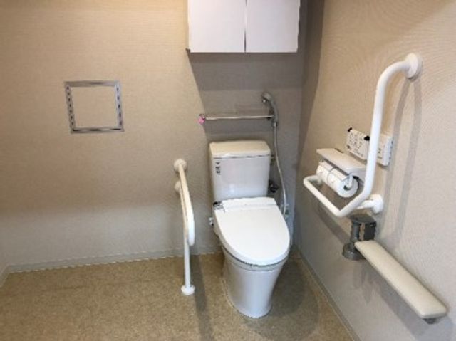 手すり付きのトイレ トイレ 使いやすい手すりが備え付けられたトイレは、安全に配慮されています。