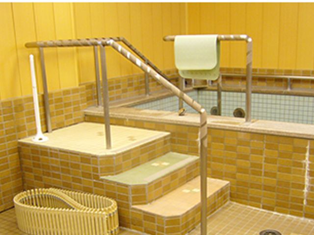 くつろぎの場 浴室 浴室 清潔感あふれる浴室では、滑りにくい床材と手すりが備わっており、安全に利用できます。
