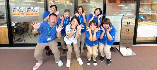 スタッフの集合写真