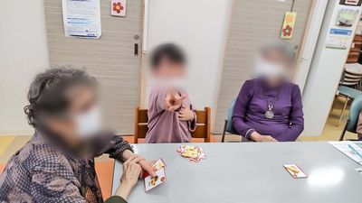 和やかなカードゲームの様子