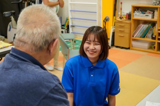 親しげな会話の風景