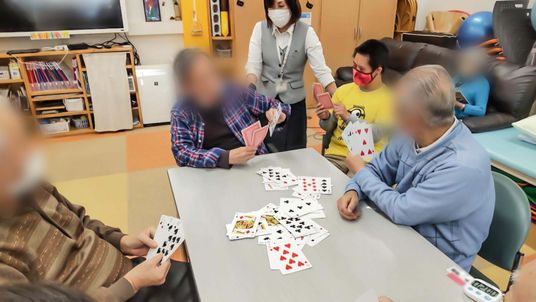 カードゲームを楽しむ様子