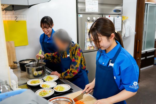 食事準備中の人々