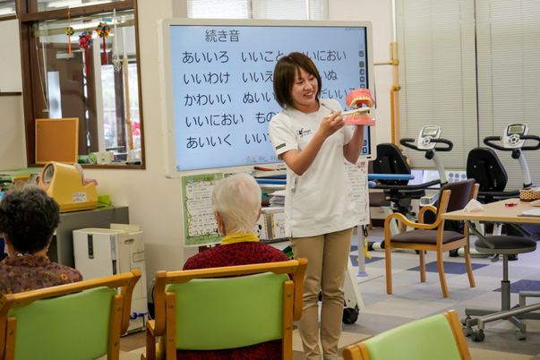 参加者を指導する講師