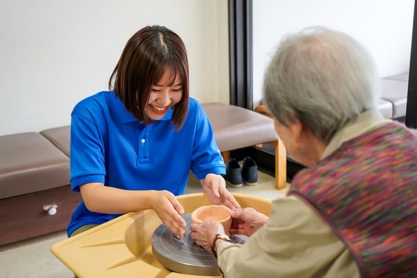 笑顔のスタッフと陶芸活動