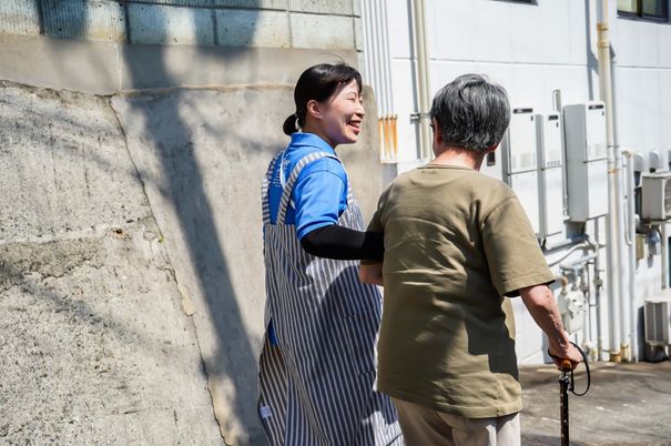 スタッフが高齢者をサポート中の外観