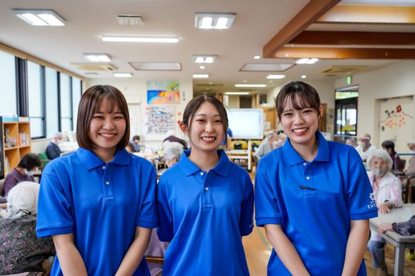 笑顔のスタッフたち　ラウンジ