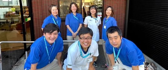 笑顔のスタッフたちの集合写真