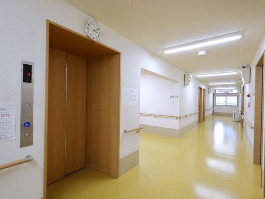 明るく清潔な廊下