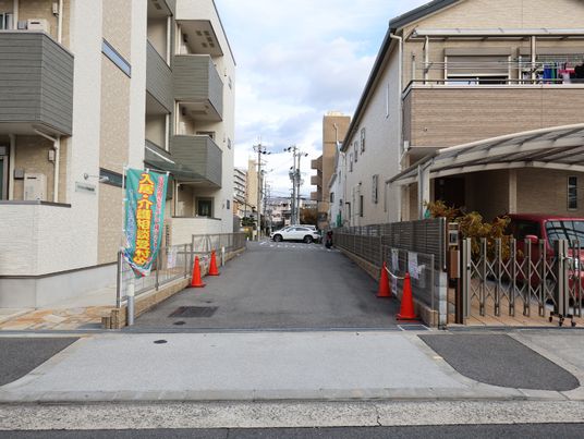 清潔感のある建物エントランス