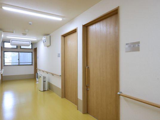 廊下の木製ドア