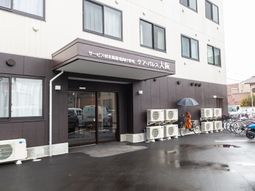 建物の正面入口風景