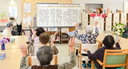 皆で体操する様子の多目的室  