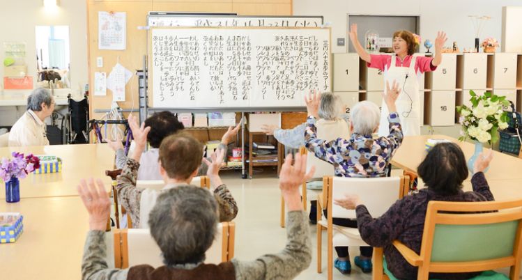 皆で体操する様子の多目的室  