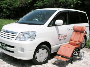 送迎車と車椅子の外観  