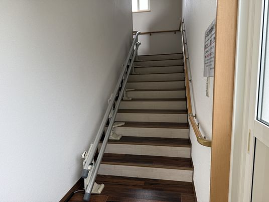 手すり付き階段の廊下