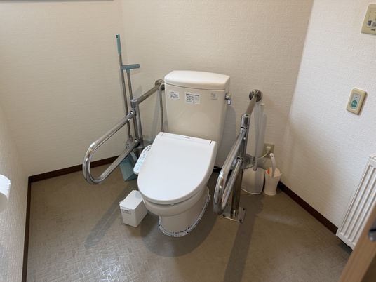 手すり付きのトイレ