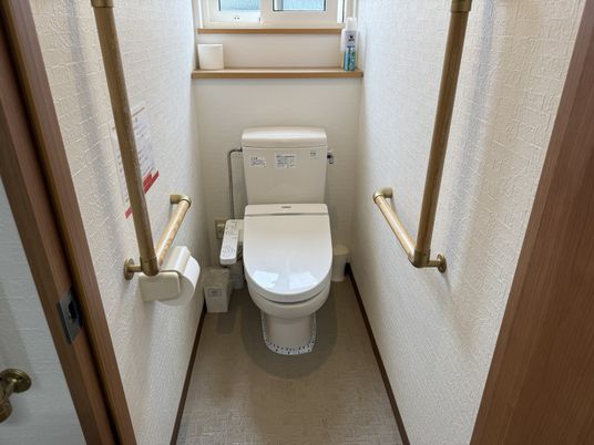 手すり付きのトイレ
