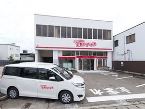 施設外観と送迎車の駐車場  