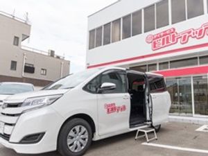 送迎車と建物外観  