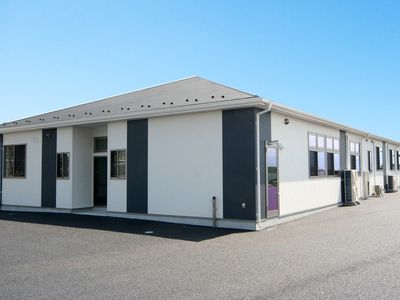 新築そうな施設の外観