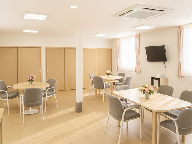 明るいダイニングルーム ダイニングルーム   自然光が差し込む清潔で明るい空間です。リラックスして食事や交流を楽しめます。