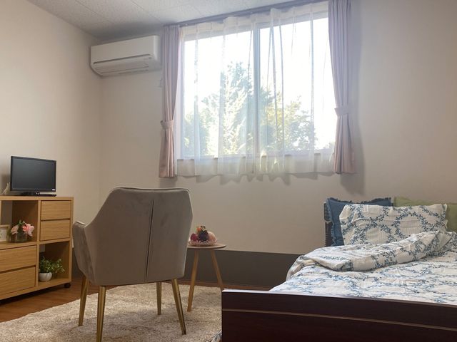 笑顔で食事をとる高齢者