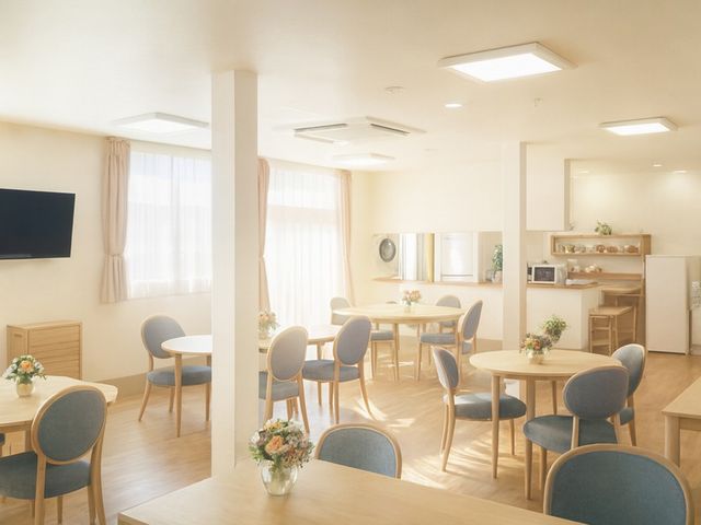 光が差し込む食堂 食堂 広々とした明るい空間で、自然光が心地よく差し込みます。交流に最適な場所です。
