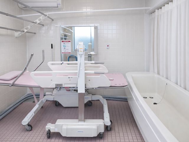 介助設備の整った浴室 浴室 快適に利用できる介助設備が整ったスペースで、安心して入浴できる環境になっています。
