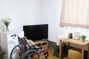 談笑するスタッフと入居者中庭