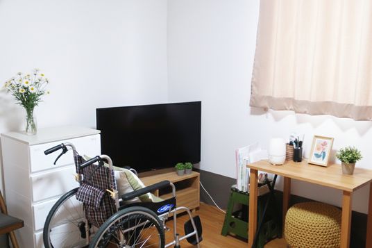 談笑するスタッフと入居者中庭