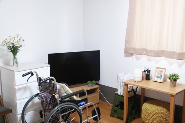 談笑するスタッフと入居者中庭