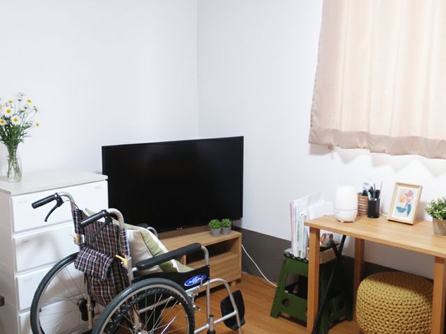 談笑するスタッフと入居者中庭 中庭 笑顔あふれる中庭で、入居者様との楽しい時間をサポートする仕事に就きませんか。