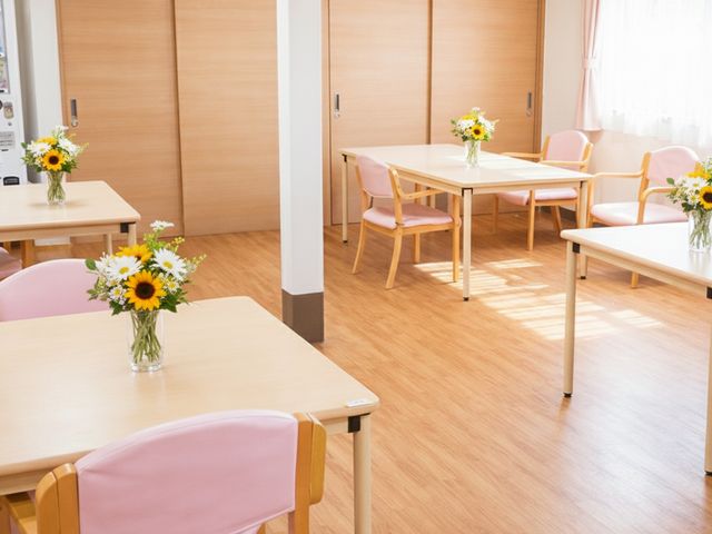 屋外での食事サポート 抜けるように青い空の下、入居者の心身の潤いを一緒に支えていきませんか？