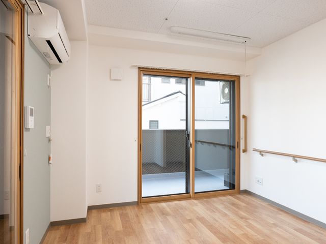 明るい広々とした居室 居室 広々とした空間のある居室で、窓から自然光がたっぷりと差し込み、快適な個室をご提供します。手すりが付いているので、安全にご移動いただけます。