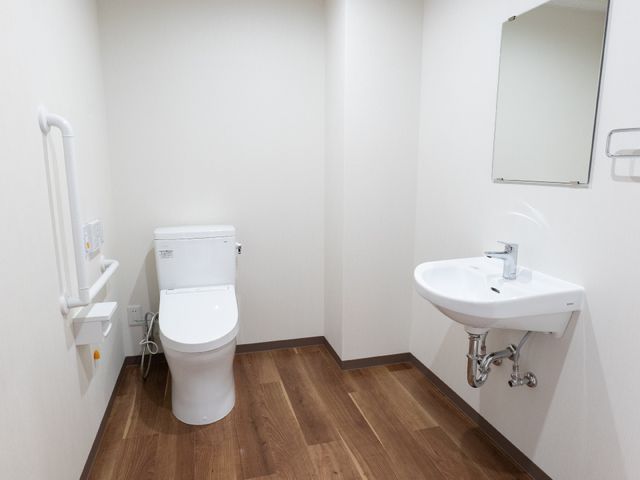 バリアフリートイレ施設 トイレ 安全に配慮されたバリアフリーのトイレです。手すりや広々とした空間が利用者の快適性を考えています。