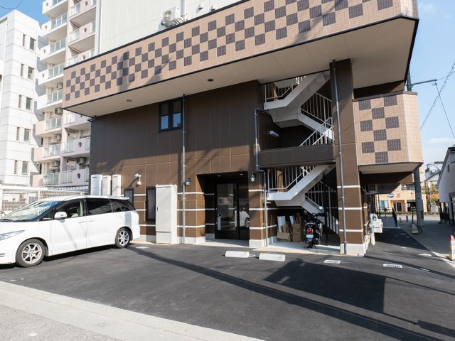 清潔感ある建物の外観 外観 広々とした駐車場が完備され、出入りしやすい佇まいの建物です。複数階に及ぶこの施設では、ゆったりとした環境でお過ごしいただけます。