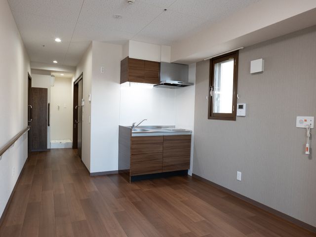 清潔なキッチン付き廊下 居室 広々とした居室の一角には、自炊が可能なキッチンスペースが完備され、快適な生活をサポートします。