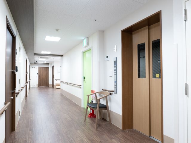 清潔な廊下 廊下 明るく清潔な廊下で、手すりも完備しており、安全に配慮された作りです。ベンチも用意され、休憩が可能です。