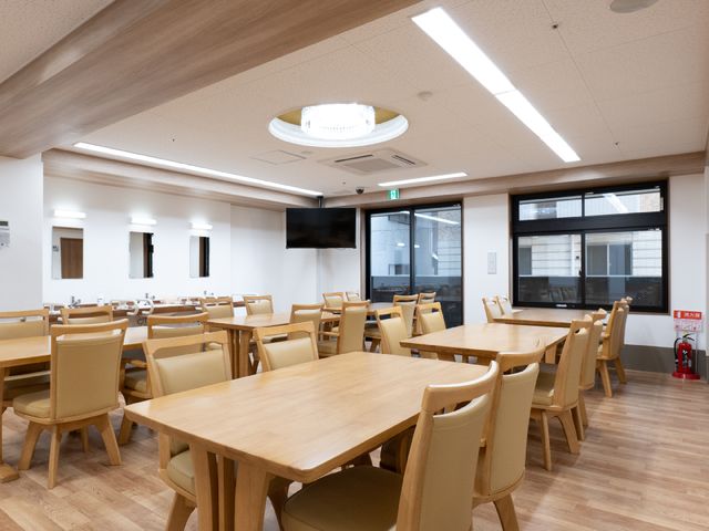 明るい広々とした食堂 リビングダイニング 木の温もり感じる広々とした食堂で、ご入居者の交流の場となっております。快適な食事の時間をお過ごしいただけます。